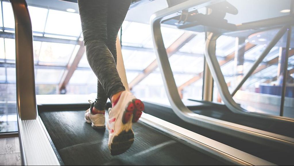 Jalan Kaki di Treadmill vs Luar Ruangan, Mana yang Lebih Efektif?
