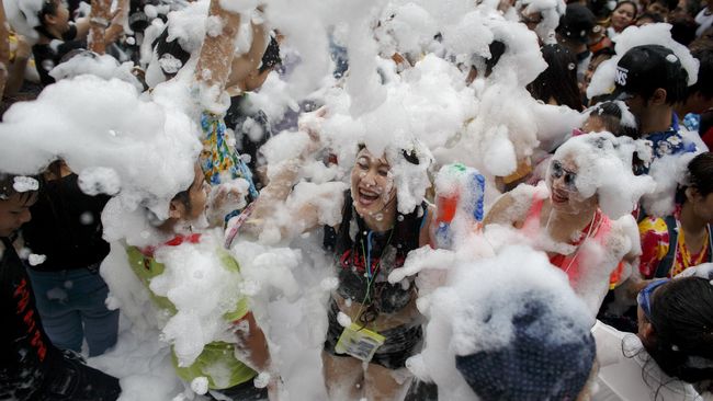 Pesta perayaan paling terkenal di Thailand, Songkran sudah dimulai. Festival ini dimulai pada tanggal 13-15 April.