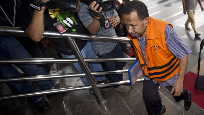 Bekas Kepala Dinas Pertambangan dan Energi serta Gubernur Papua Barnabas Suebu menjadi tersangka dalam kasus korupsi PLTA di Sungai Memberamo.