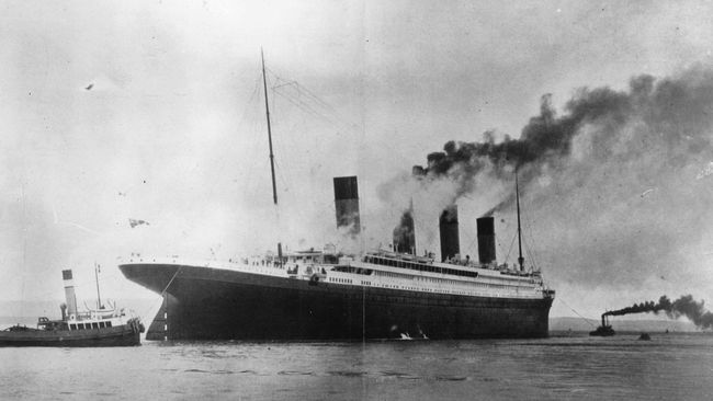Dicap dengan tanggal 14 April 1912 beserta logo White Star Line, menu makan siang terakhir Titanic di antaranya, daging kornet dan kentang tumbuk.