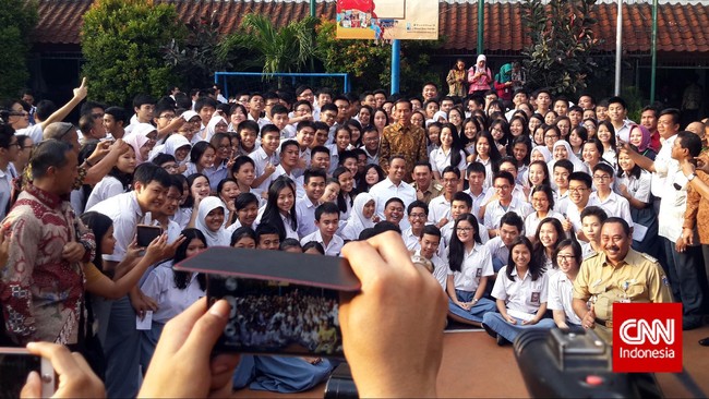 Kepala daerah dan dinas pendidikan harus jalani Permendikbud larangan pelibatan siswa dalam pelaksanaan MOS. Jika tidak, anggaran bantuan dihentikan.