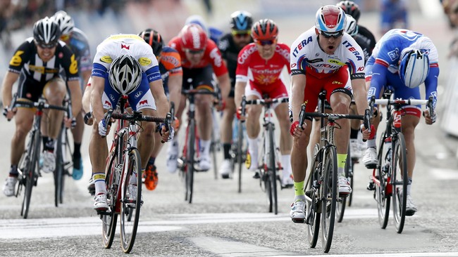 Puluhan peserta balap sepeda Paris-Roubaix melakukan aksi berbahaya ketika melanggar palang pintu lintasan kereta beberapa detik sebelum kereta cepat melintas.