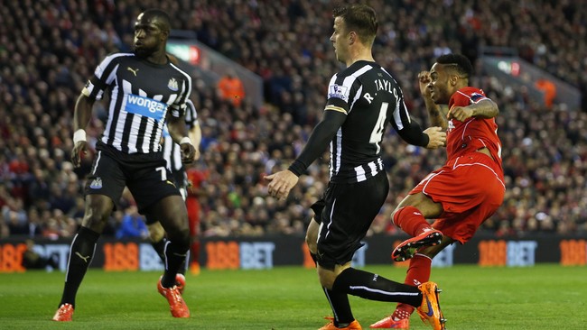 Gol Sterling membawa Liverpool unggul 1-0 atas Newcastle United hingga jeda babak pertama lanjutan Liga Primer Inggris di Stadion Anfield, Senin (13/4).