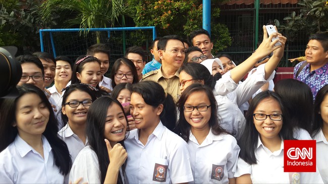 Kebanyakan orang-orang termasuk anak-anak muda sangat senang selfie. Tapi cowok yang bernama Eduardus Rayendra ini malah enggak. Mengapa?