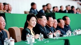Kemunculan Pertama Istri Kim Jong-Un di Tahun 2015