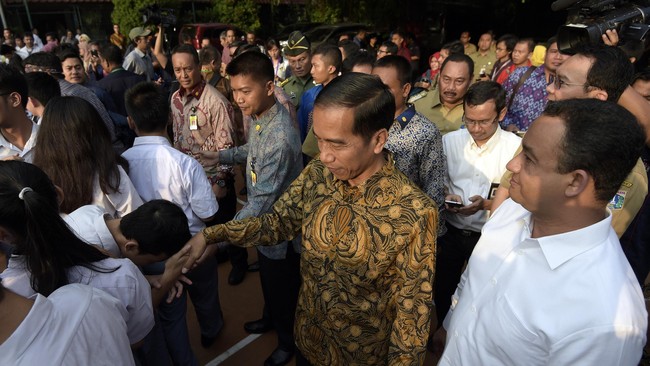 Pembocor rahasia negara, termasuk soal dan kunci jawaban ujian nasional, menurut UU KIP terancam penjara maksimal dua tahun dan denda paling besar Rp 20 juta.