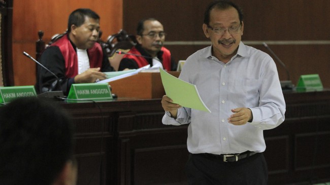 Duit fee itu diserahkan secara berkala dalam bentuk tunai dan melalui transfer ke beberapa rekening yang telah ditentukan oleh Fuad.