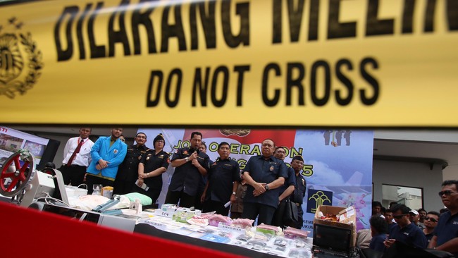 Warga dan petugas sempat dikelabui, konveksi tekstil yang beroperasi disekitar mereka ternyata 'menjahit' ekstasi dan jenis narkoba baru CC4.