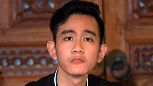 Jas Hujan Tugas Negara Bos Usaha Baru Gibran Kaesang Jokowi