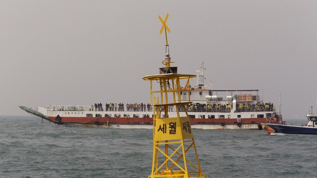 Tragedi tenggelamnya feri Sewol menewaskan 304 orang, kebanyakan siswa SMA. Masih ada sembilan jasad penumpang yang belum ditemukan.