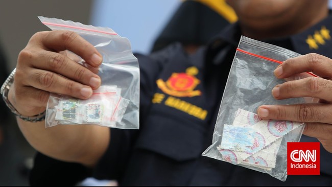 Anggota polisi yang bergumul dengan pelaku mengalami sejumlah luka tusukan benda tajam dari bandar narkotik yang melawan.