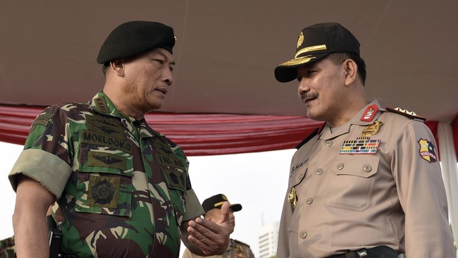 Persiapan menyambut tamu dari Komisi III DPR RI terlihat di kediaman Badrodin Haiti sebagai salah satu rangkaian fit and proper test calon Kapolri.