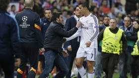 Ronaldo Peluk Suporter, Atletico Terancam Sanksi UEFA