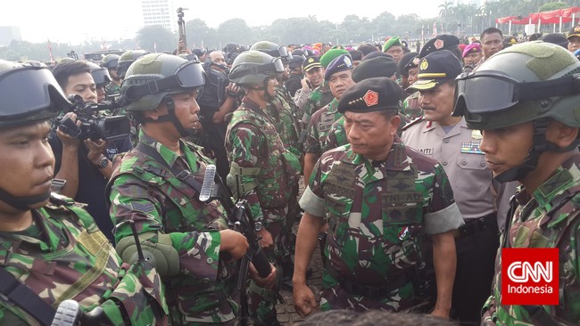 Panglima TNI Jenderal Moeldoko mengatakan, jumlah sebanyak itu belum ditambah unsur cadangan yang disiapkan dan siap diterjunkan kapan saja.