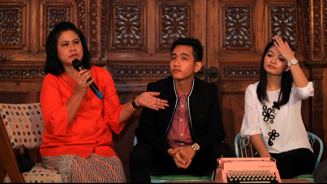 Tanpa menjawab panjang lebar soal viral dua jari Iriana dari mobil kepresidenan di Salatiga, Gibran hanya, "Hal biasa, nggih."