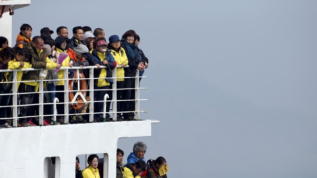 Lebih dari 200 anggota keluarga korban tragedi kapal feri MV Sewol pada Rabu (15/4) mengunjungi laut tempat tenggelamnya kapal tersebut.