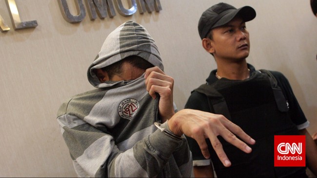 Handuk basah menjadi penyebab pembunuh Tata mendapatkan hujan cacian. Tak hanya soal bau badan, hardikan lain pun sempat dilontarkan Tata alias Deudeuh.