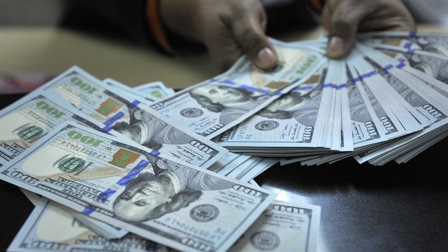 Pada pembukaan perdagangan pagi ini, rupiah kembali melemah ke angka Rp 13.796,9 per dolar dan turun lagi menjadi Rp 13.830 per dolar.