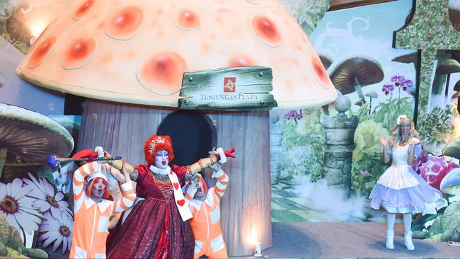 Dari mulai pertunjukan kolaborasi dua seniman, Alice in Wonderland hingga konser bertema Melayu, sejumlah pentas seni menarik hadir di awal tahun ini.