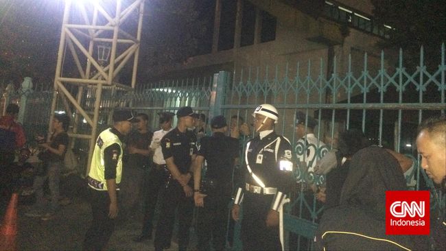 Soal Ujian Nasional Tahun 2015 Dicetak oleh 16 Perusahaan Sebanyak 16 perusahaan memenangkan lelang untuk mengerjakan 16 paket soal ujian nasional untuk sekolah menengah atas dan sekolah menengah pertama tahun 2015.