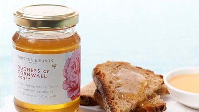 Camilla, Duchess of Cornwall patut berbahagia. Hasil penjualan madu produksinya, Duchess of Cornwall Honey, laku keras.