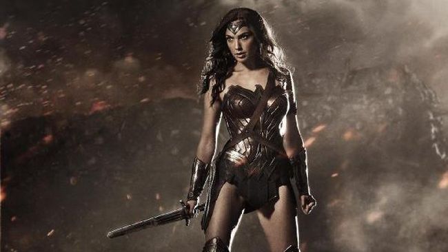 Aktris asal Israel itu mengagumi kecantikan Halle Berry dan ingin sang bintang Catwoman menjadi pasangan kekasih Wonder Woman di film.