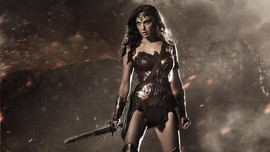 Gal Gadot Pilih Pasangan Lesbian Wonder Woman