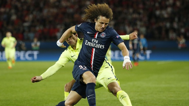 Cemooh atas insiden dikolong iang menimpa bek Paris Saint-Germain, David Luiz, oleh penyerang Barcelona, Luis Suarez akhirnya berbuntut candaan berbentuk meme.