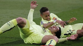 Cetak Gol, Luis Suarez Dua Kali 'Kolongi' David Luiz