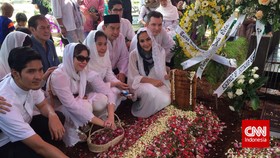 Maudy Berterima Kasih kepada Seluruh Sahabat Sang Ibu
