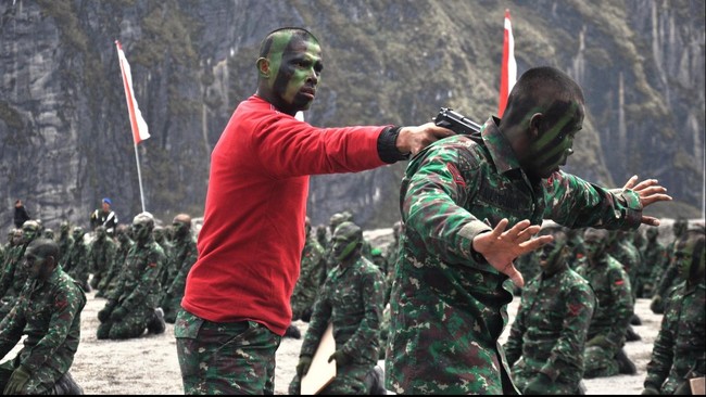 Menurut Kepala Penerangan Kodam Cendrawasih, penembakan terjadi karena anggota TNI berupaya membela diri saat dikeroyok warga Mimika. 