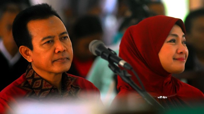 Gubernur Sumatera Utara Gatot Pudjo Nugroho dan sang istri menambah panjang rentetan kasus korupsi yang dilakukan kompak oleh suami-istri.