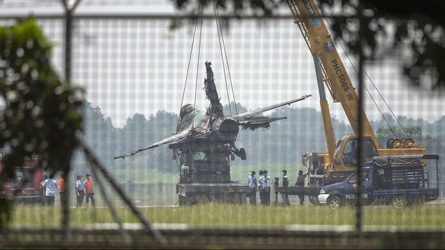 TNI menurut Anggota Komisi I Hanafi Rais harus lebih selektif dalam menerima hibah. Ia menyarankan pembelian baru alutsista jadi prioritas TNI.