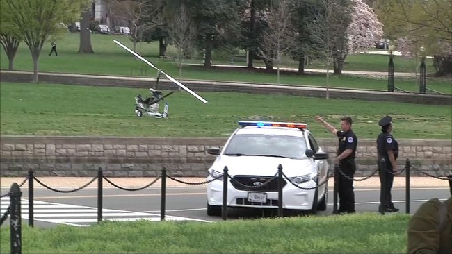 Gyrocopter yang dikendarai Doug Hughes berhasil menembus pertahanan udara Washington dan mendarat di pekarangan gedung Kongres Amerika.