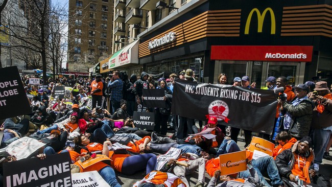 Ratusan buruh restoran cepat saji meluncurkan demonstrasi New York, Amerika Serikat, menuntut kenaikan gaji mencapai US$15 atau Rp193 ribu per jam.