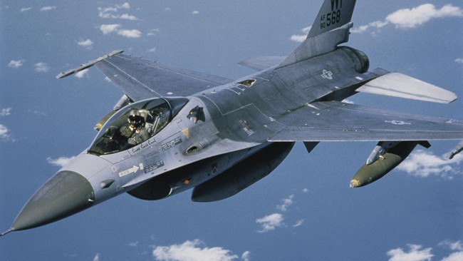 Dua jet dari elite militer Amerika Serikat mengalami kecelakaan dalam dua insiden terpisah pada Kamis (2/6), salah satu pilot tewas.