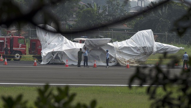 Foto-foto yang tersebar umumnya menunjukkan saat pesawat tempur F-16 milik TNI Angkatan Udara itu terbakar dan saat sudah dipadamkan.