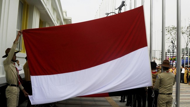 Wakil Presiden Jusuf Kalla kurang puas dengan penampilan pasukan penyambut tamu negara di Bandara Halim. Hari ini para delegasi negara peserta KAA mulai tiba.