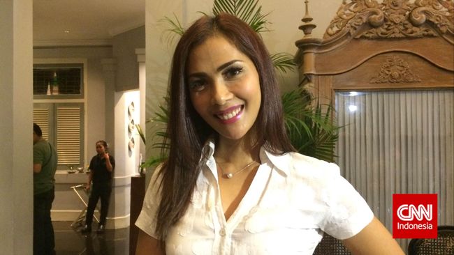 Nadia Mulya dianugerahi dua orang putri. Kabarnya mengasuh anak perempuan lebih sulit dibandingkan mengurus anak laki-laki.