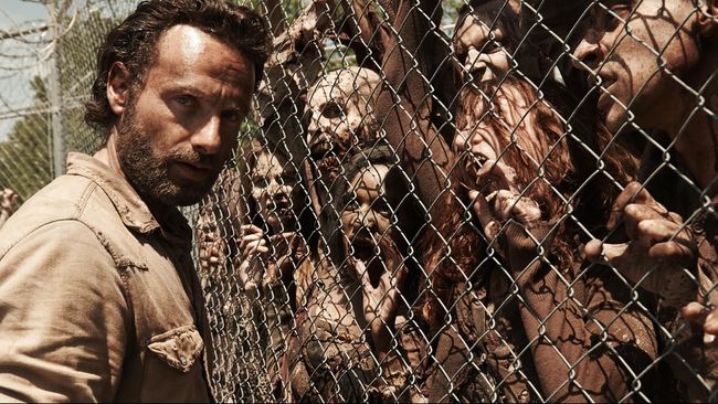 Salah satu pemain pengganti dalam The Walking Dead, John Bernecker dilaporkan terjatuh dari ketinggian lebih dari enam meter dan mengalami cedera kepala serius.