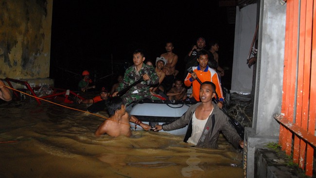 Banjir melanda Pamekasan, Jawa Timur, dampak hujan deras. 1.475 kepala keluarga terdampak, bantuan darurat terus disalurkan oleh BPBD.