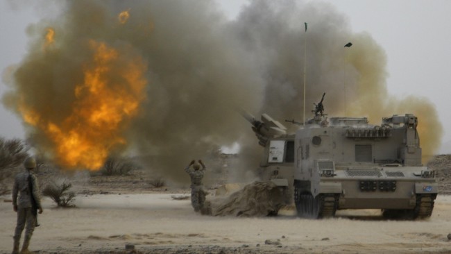 Dua tentara Angkatan Laut Arab Saudi tewas ketika kapal penjelajah negara itu diserang oleh tiga kapal milik pemberontak Houthi Yaman.