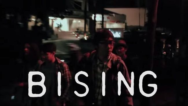 Memiliki latar belakang pendidikan jurusan dokumenter di Institut Kesenian Jakarta, tidak membuat Adyth kesulitan menggarap 'Bising.'