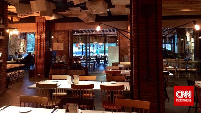Wine & Meat Co, itulah nama yang terpampang besar di bagian depan restoran ini. Dari namanya saja sudah jelas restoran ini menyajikan wine dan daging.
