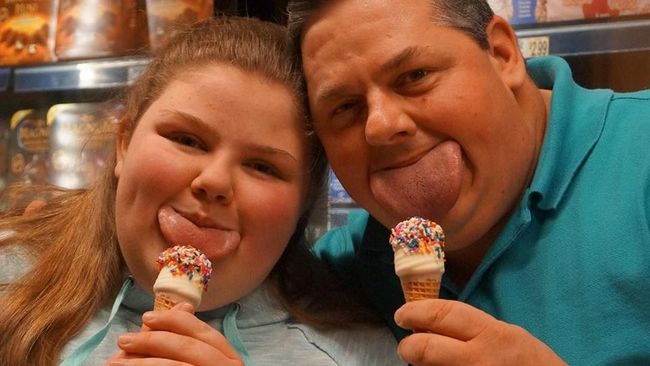  Byron Schlenker (47) dan putrinya Emily Schlenker (14). Keduanya telah dinobatkan oleh Guinness World Record sebagai pemilik lidah terlebar di dunia.