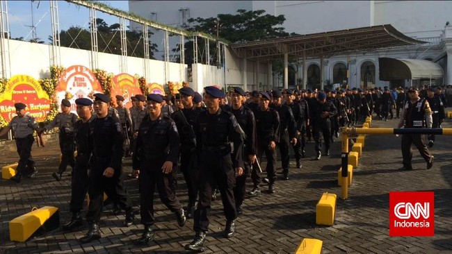 Untuk mengamankan Kongres Luar Biasa PSSI di Hotel JW Marriott, pihak kepolisian Surabaya menurunkan lebih dari seribu personel kemanan.