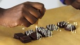 Cokelat Surga dari Afrika Bisnis cokelat sedang menggeliat di Afrika. Dibuat dari bahan baku lokal, dikemas secara mewah dan dijual di toko megah tak ubahnya toko perhiasan.