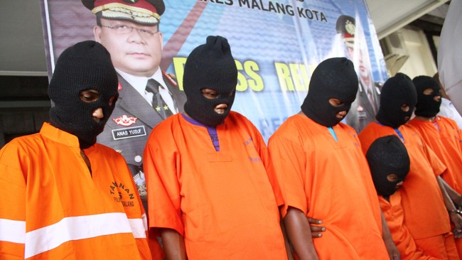 Kocak, Mahasiswa Terima Kasih ke Pelaku Pencuri Motor Ucapan rasa terima kasih kepada pelaku pencuri itu langsung diikuti gelak tawa dari petugas polisi yang hadir.