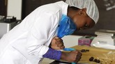 Cokelat Surga dari Afrika Bisnis cokelat sedang menggeliat di Afrika. Dibuat dari bahan baku lokal, dikemas secara mewah dan dijual di toko megah tak ubahnya toko perhiasan.
