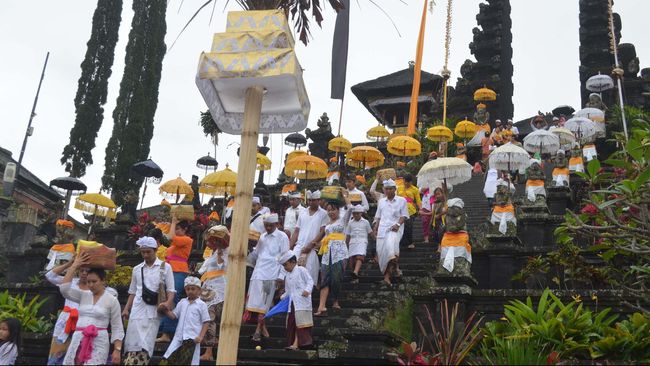Sisi religius dari Pura Besakih di Bali ternyata diwarnai dengan adanya aneka pungutan liar kepada wisatawan lokal dan asing.